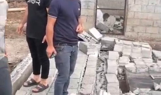 Diyarbakır'da şiddetli rüzgarda duvar yıkıldı, ahır çatısı çöktü