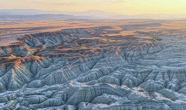 Doğanın sanat eseri Gökkuşağı Tepelerinde gün batımı masalı