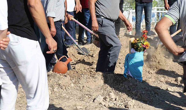 Doğumda annesiyle birlikte ölen Güney'in kundağı mezar taşına sarıldı