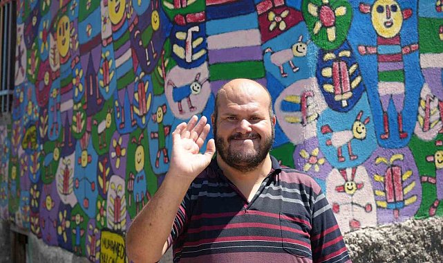 Doğuştan zihinsel engelli adam 17 yıldır hem evini hem de tablolarını boyuyor