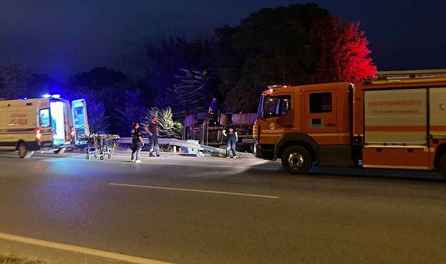 Dörtyol'da devrilen tırın sürücüsü yaralandı