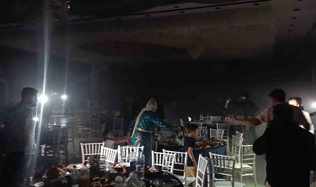 Düğün salonunda yangın paniği: Anne gözyaşları arasında bebeğini aradı