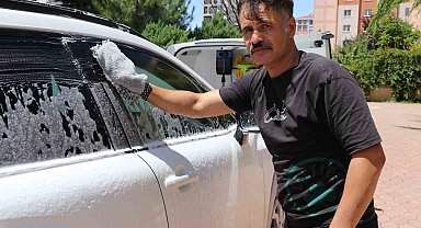 Dükkanını yanında taşıyor, kapı kapı gezerek araba yıkıyor