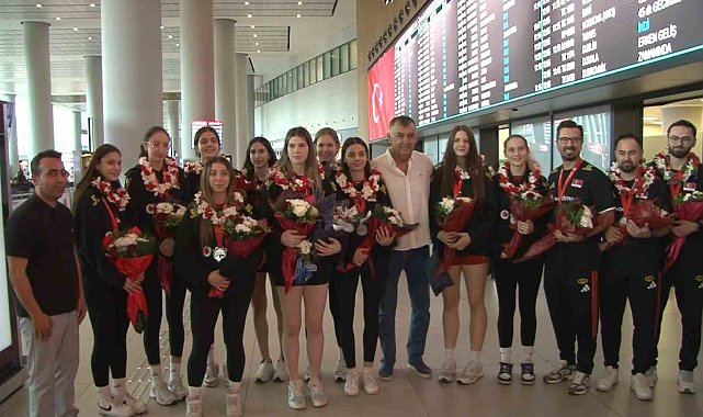 Dünya ikincisi Türkiye U17 Kız Voleybol Milli Takımı çiçeklerle karşılandı