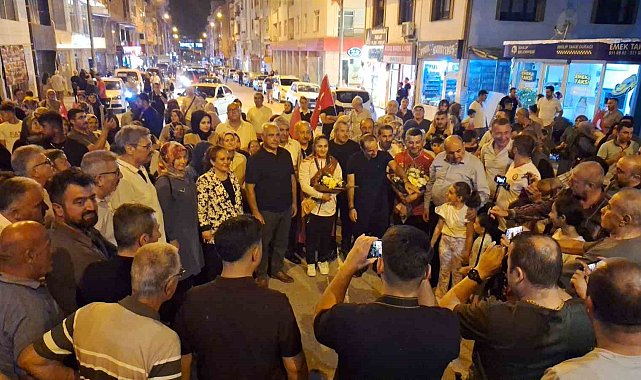 Dünya şampiyonu olan genç güreşçi Özdenur'a yaşadığı ilçede coşkulu karşılama