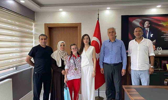 Dünya Üçüncüsü ve Türkiye Şampiyonu Zeynep Tuncay'dan İlçe Millî Eğitim Müdürlüğüne ziyaret