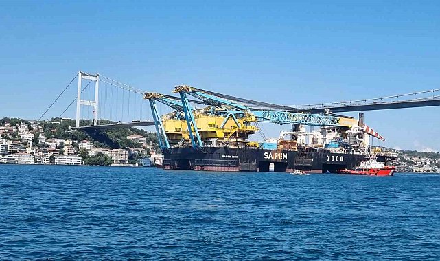 Dünyanın en büyük 3'üncü vinç gemisi 'Saipem 7000' İstanbul Boğazı'ndan geçti