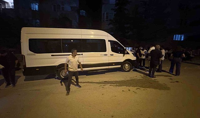 Düşen sis meşalesini almak isteyen çocuk minibüsün altında kaldı