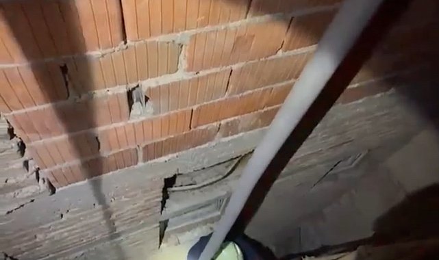 Düştüğü alana inebilmek için 1 saat hazırlık yapan itfaiye ekibine kediden son saniye sürprizi
