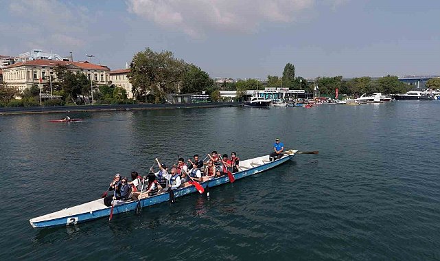 Düzceli gençler Haliç'te suya indi