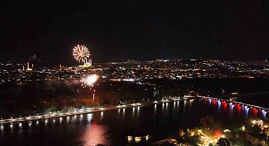 Edirne'de 30 Ağustos Zafer Bayramı resepsiyonu: Meriç Nehri'nde havai fişek gösterisi