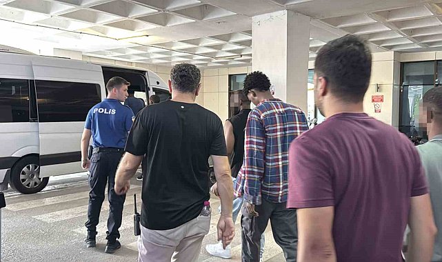 Edirne'de minibüste 19 kaçak göçmen yakalandı