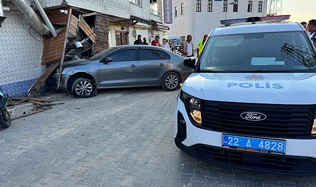 Edirne'de "dur" ihtarına uymayan iki aracın kaçışı kazayla son buldu