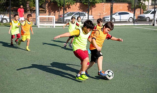Efeler'de minik yetenekler yeşil sahada geleceğe hazırlanıyor