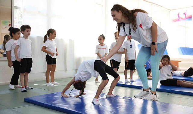 Efeler'de minikler jimnastikle güçleniyor