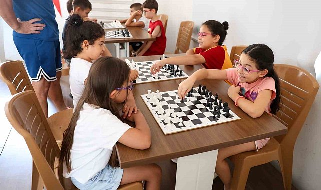 Efeler'de yaz tatili satrançla renkleniyor