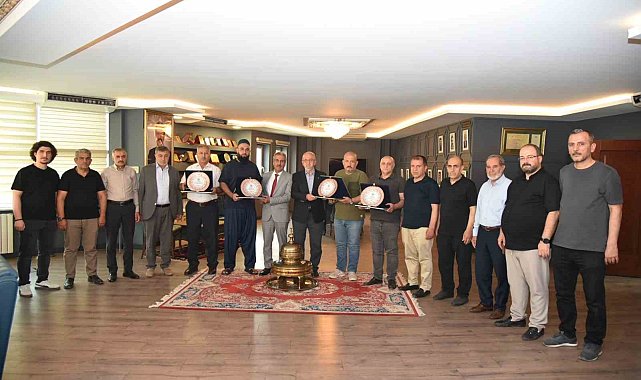 Elazığ Ticaret Borsası'nda emek veren meclis üyelerine teşekkür plaketi