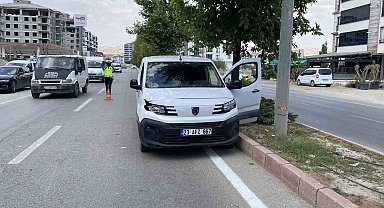 Elazığ'da hafif ticari aracın çarptığı kadın ağır yaralandı
