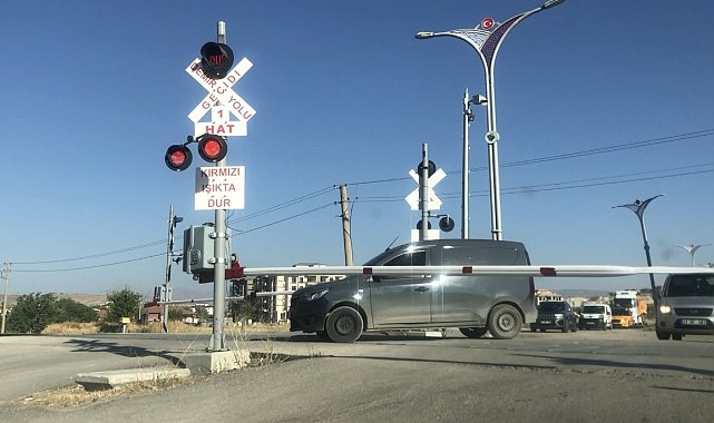 Elazığ'da tren yolunda kazaya davetiye çıkaran anlar