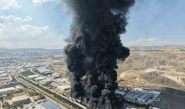 Elazığ'da yanan yalıtım fabrikası havadan görüntülendi