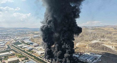 Elazığ'da yanan yalıtım fabrikası havadan görüntülendi