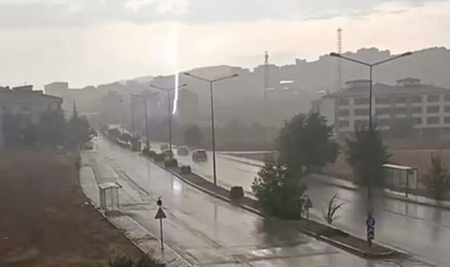 Elazığ'da yıldırım düşme anı kamerada