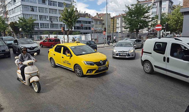 Elektrik kesintisi sebebiyle trafik ışıkları yanmayınca karışıklık meydana geldi