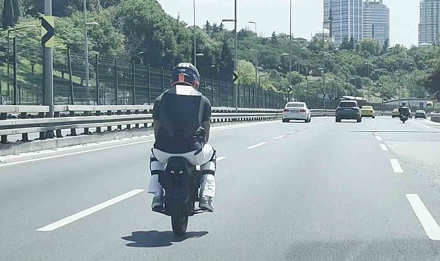 Elektrikli tek tekerli scooter üzerinde tehlikeli yolculuk kamerada