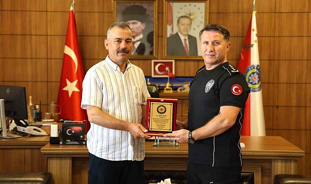 Emekliye ayrılan polis memuruna veda plaketi
