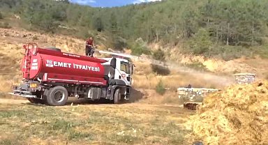 Emet'te saman yüklü kamyonet alev aldı