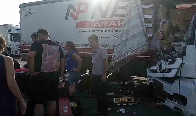 Emniyet şeridindeki tıra başka bir tır çarptı: 2 yaralı