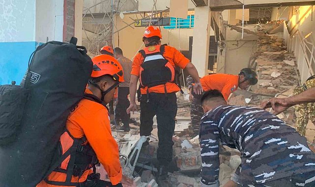 Endonezya'da 7.7 büyüklüğünde deprem: 20 ölü