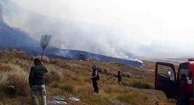 Endonezya'daki Bromo Dağı Milli Parkı'nda günlerdir süren yangın söndürülemiyor