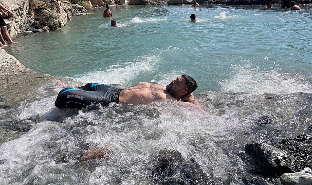 Erzincan'da 40 derece sıcakta ilginç serinleme: Dereyi kesip havuz yaptılar