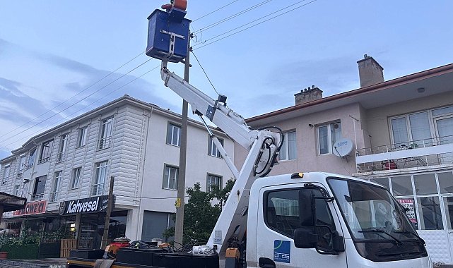 Erzincan'da elektrik direği kıvılcım saçtı: Mahalle sakinleri korku dolu anlar yaşadı