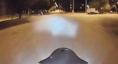 Erzincan'da iki motosikletin çarpışma anı kask kamerasına yansıdı