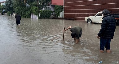 Erzincan'da sağanak sonrası yollar göle döndü