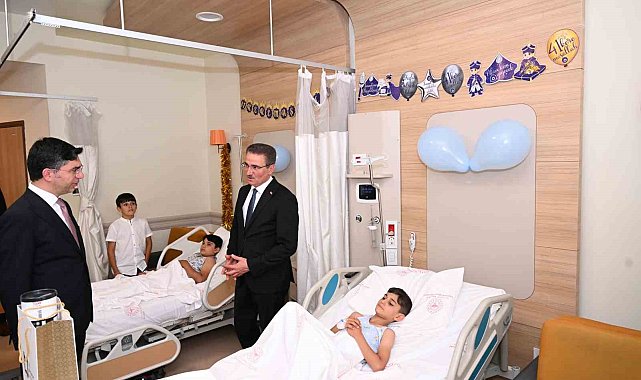Erzurum Valisi Baruş, Şehir Hastanesi'nde sünnet olan çocukları ziyaret etti