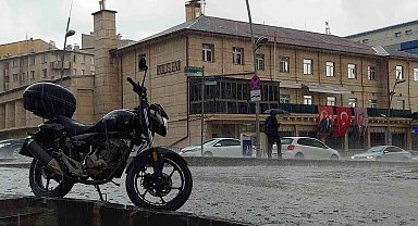 Erzurum yağmur ve dolu etkili oldu