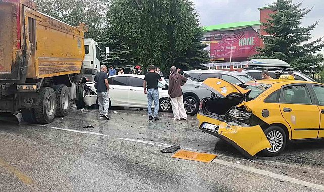 Erzurum'da 10 araçlı zincirleme kaza: 5 yaralı