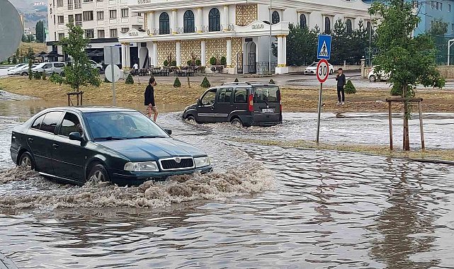 Erzurum'da 10 dakikalık yağış trafiği felç etti