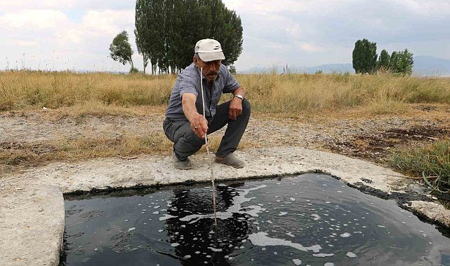 Erzurum'da kuyudan çıkan suyun köpükleri alev alıyor, elleri yumuşatıyor