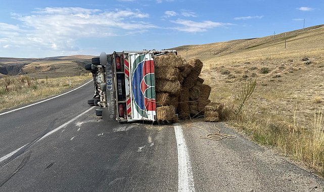 Erzurum'da ot yüklü kamyonet devrildi: 2 yaralı