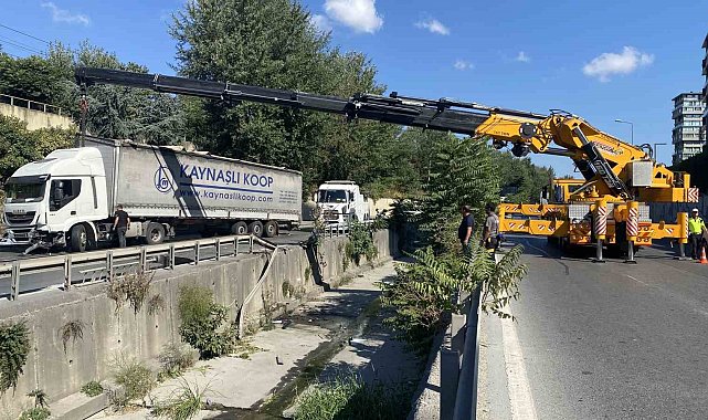 Esenler'de dereye uçan tır çıkarıldı