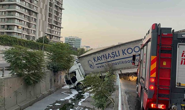 Esenler'de tır yol kenarındaki dereye uçtu: 1 yaralı