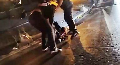 Esenyurt'ta 2 kişinin saldırısına uğrayan genç dakikalarca yol ortasında darp edildi