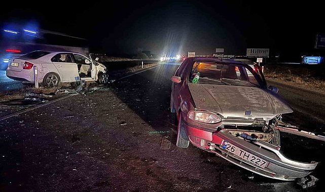 Eskişehir-Ankara yolunda iki otomobil çarpıştı: 5 yaralı