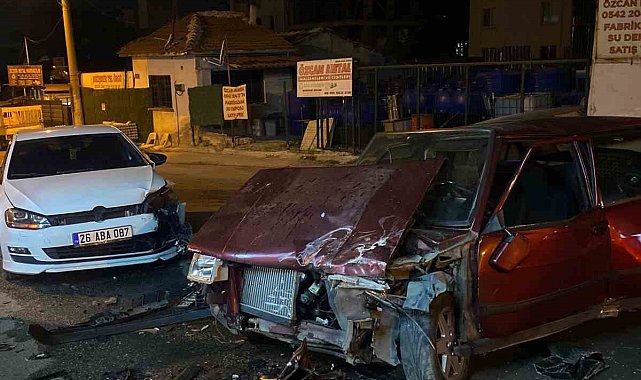 Eskişehir'de 2 otomobil kafa kafaya çarpıştı