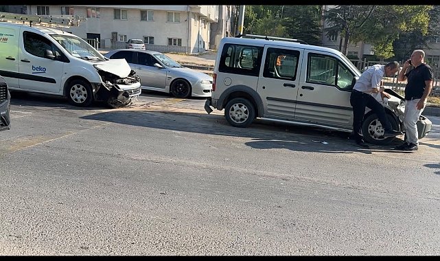 Eskişehir'de 4 aracın karıştığı zincirleme kaza: 2 yaralı