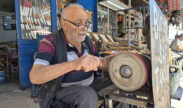Eskişehir'de 82 yaşındaki Erhan amca, yıllardır gönlünü verdiği işi yapıyor
